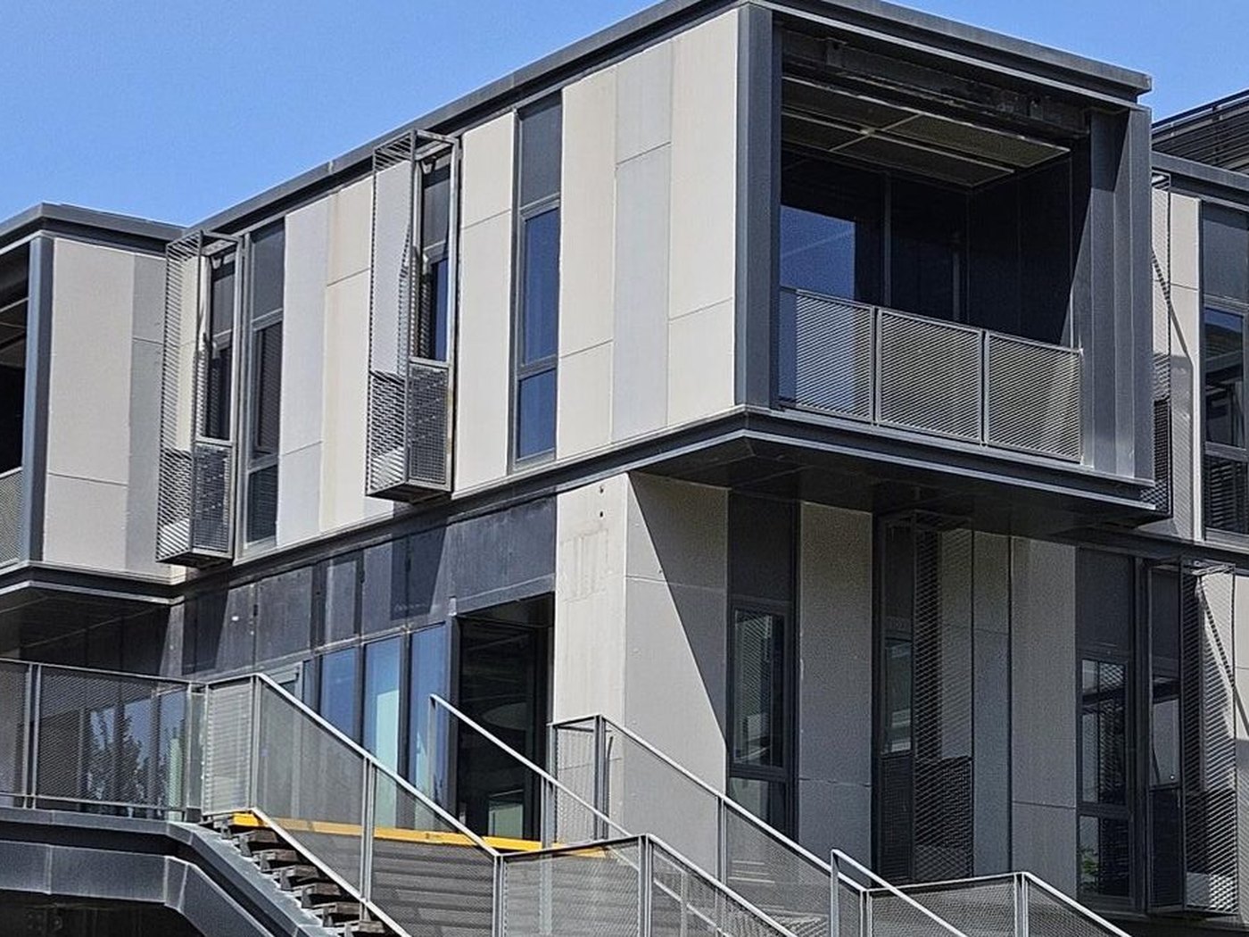 Three-storey modular apartment building